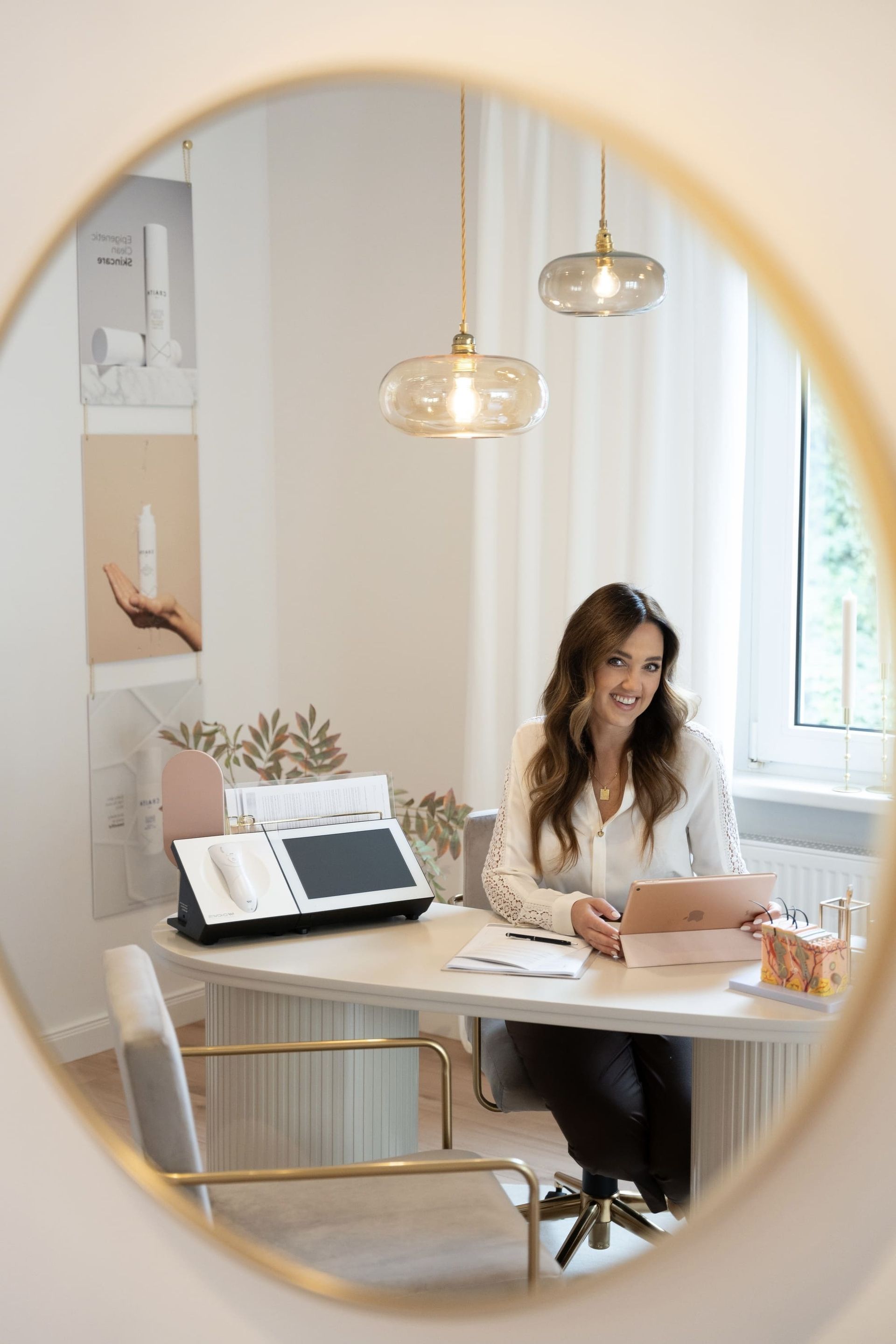 Stefanie sitzt am Schreibtisch